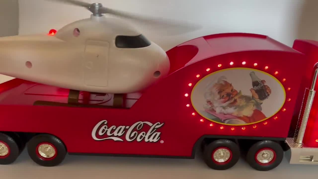 2000年製コカコーラホリデーヘリコプター運搬トラックと稼働中の1962年