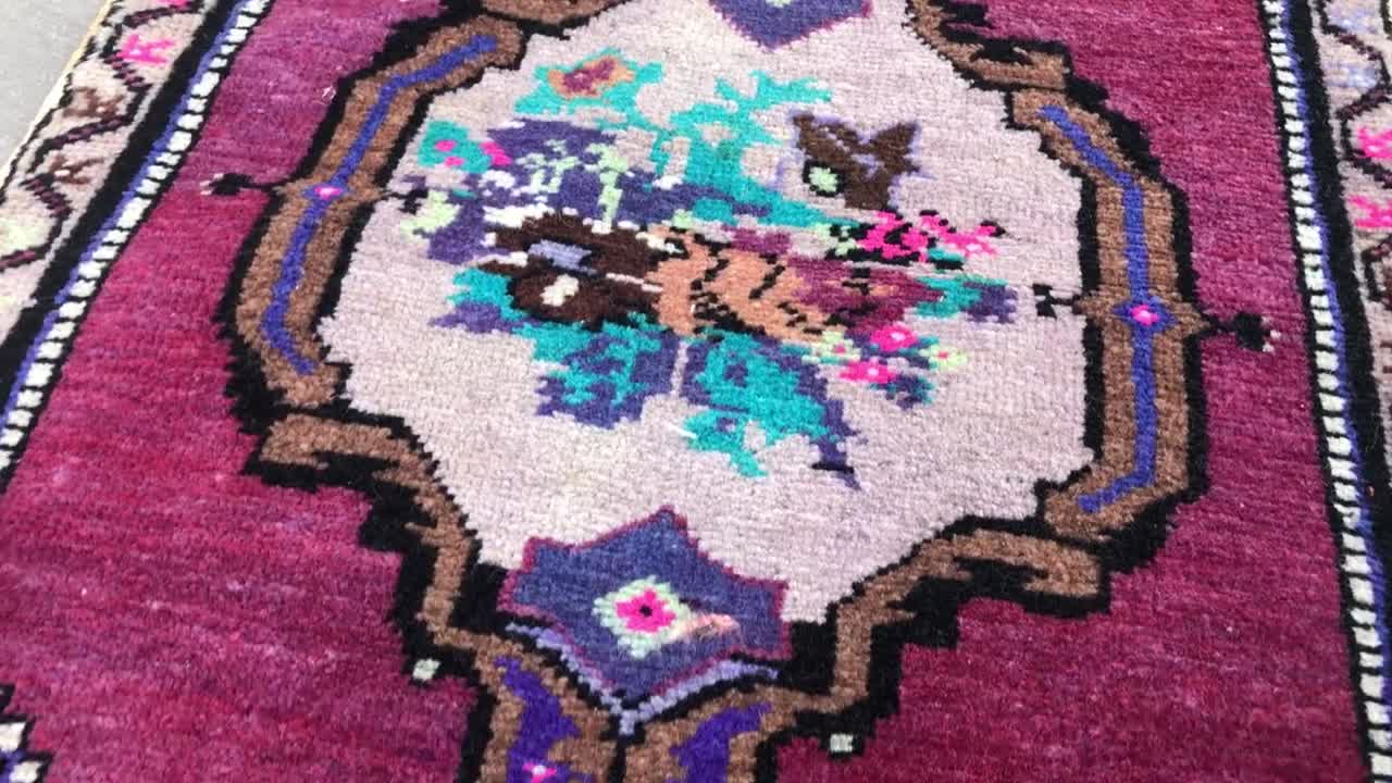 ヴィンテージトルコウールラグ：紫の花柄ミニラグ、ハンドメイド