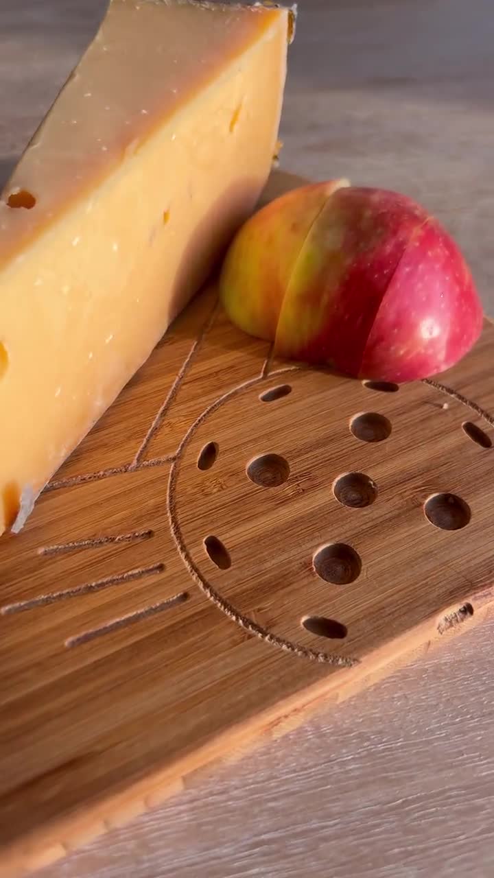 cenleoha Pickleball Charcuterie Board Set – Bamboo Cheese & Cutting Board | 17 Paddle Board with Handle 8.5″ Round Plate – Perfect Gifts for Pickleball Fans & Club Gatherings