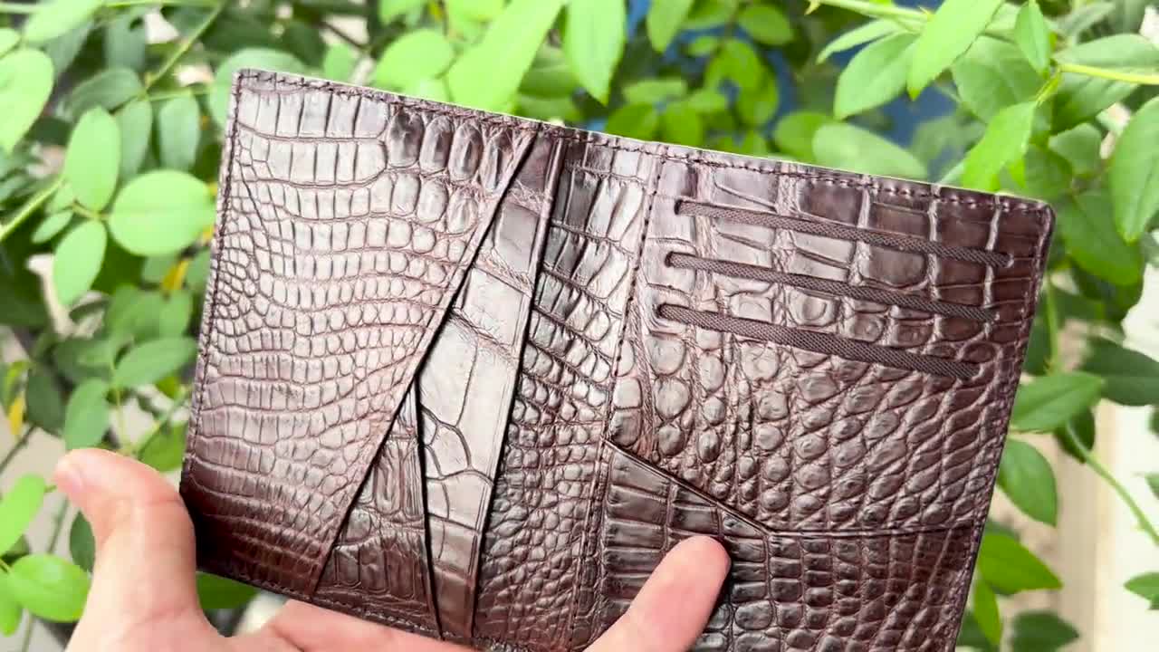 Smalle portemonnee van alligatorleer: exotische handgemaakte kaarthouder video poster