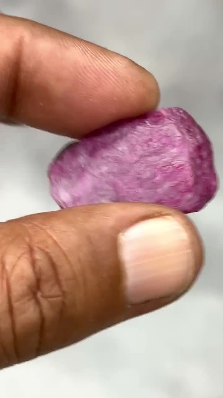 Rubis Traité Rouge Pourpre Brut 26,86 Carats – Origine Afrique, Remplissage Verre