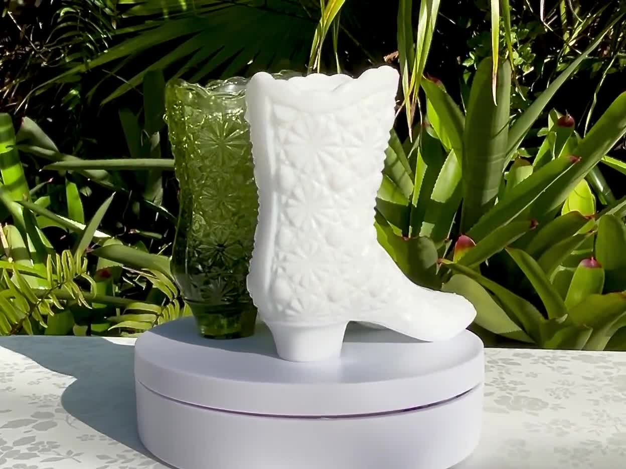 フェントンミルクガラスバスケットdaisy & button pattern Vintage Fenton Glass Boots: Daisy and Button Pattern, Milk