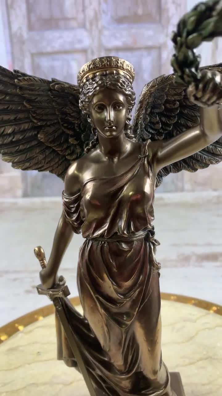 月桂樹を抱く女神ニケ - 神話の彫像 - ヴィクトリア朝のローマの女神