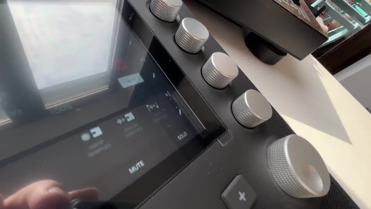 Bouton MPC LIVE 1 / 2 / 3 / One / Force / Key 37 / Key 61 / Tactile / Poignée en aluminium Molette de traitement des données - Argent video poster