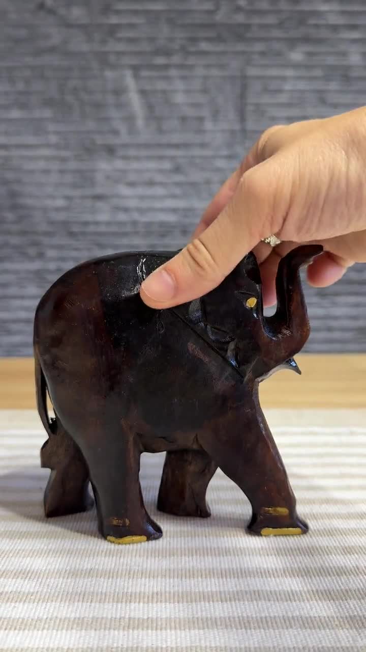 ヴィンテージの手彫りの木製象、スリランカの民芸品の置物、ダーク