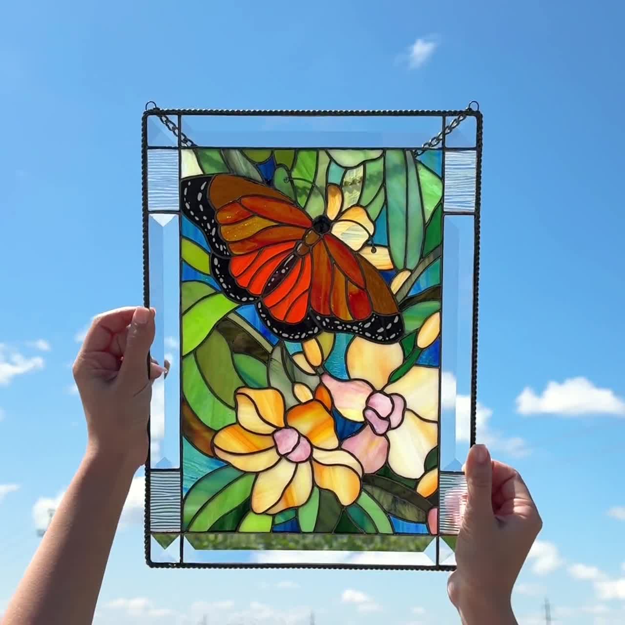 花に囲まれたオオカバマダラ ヴィンテージ ステンドグラス 花と蝶々 モナーク蝶のステンドグラスの飾り メリークリスマスギフト 蝶の