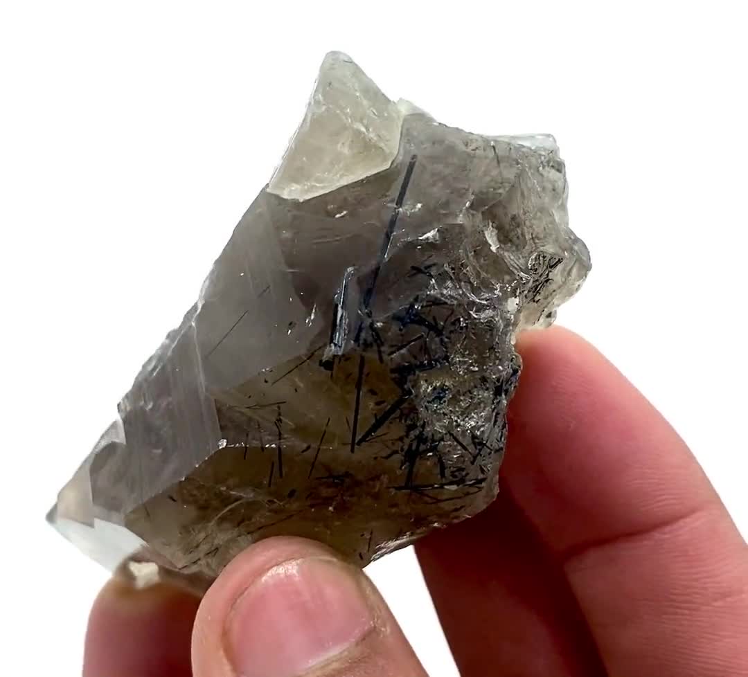 81グラム パキスタン産 スモーキークォーツ結晶標本の中にルチルが入っ