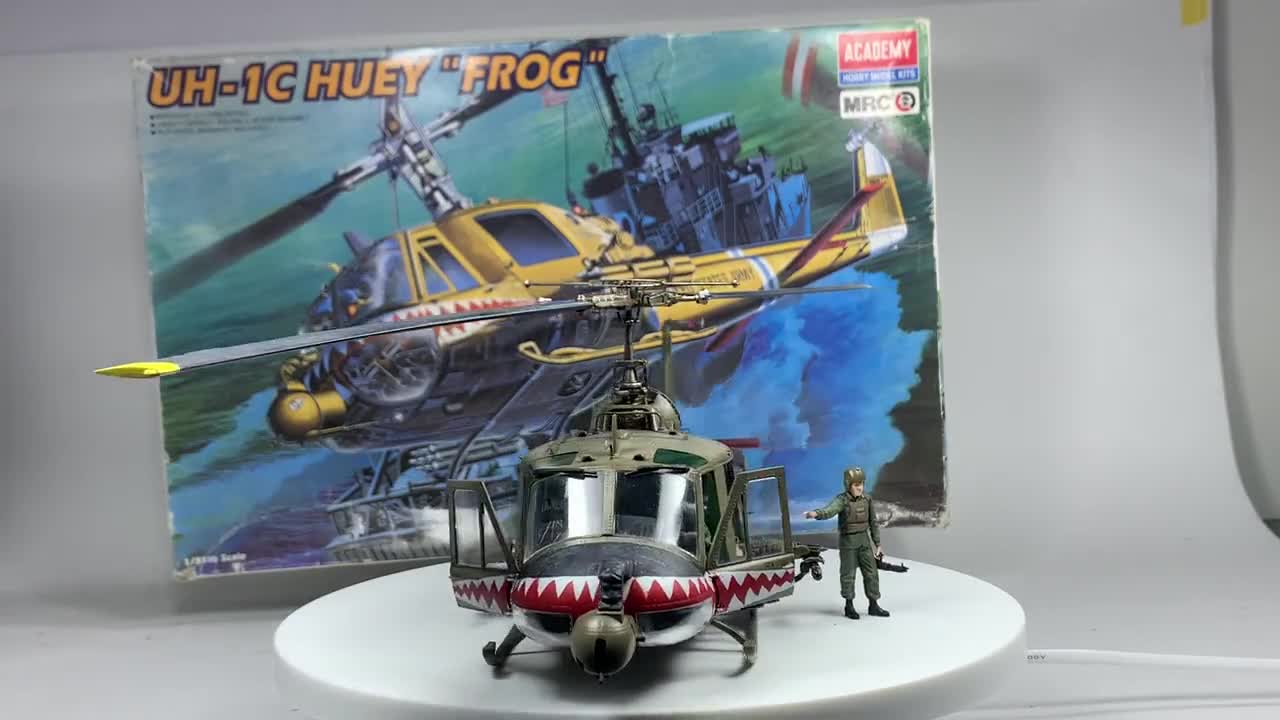 プロビルドモデル UH-1C ガンシップ（乗員 4 名付き）ベトナム戦争 1