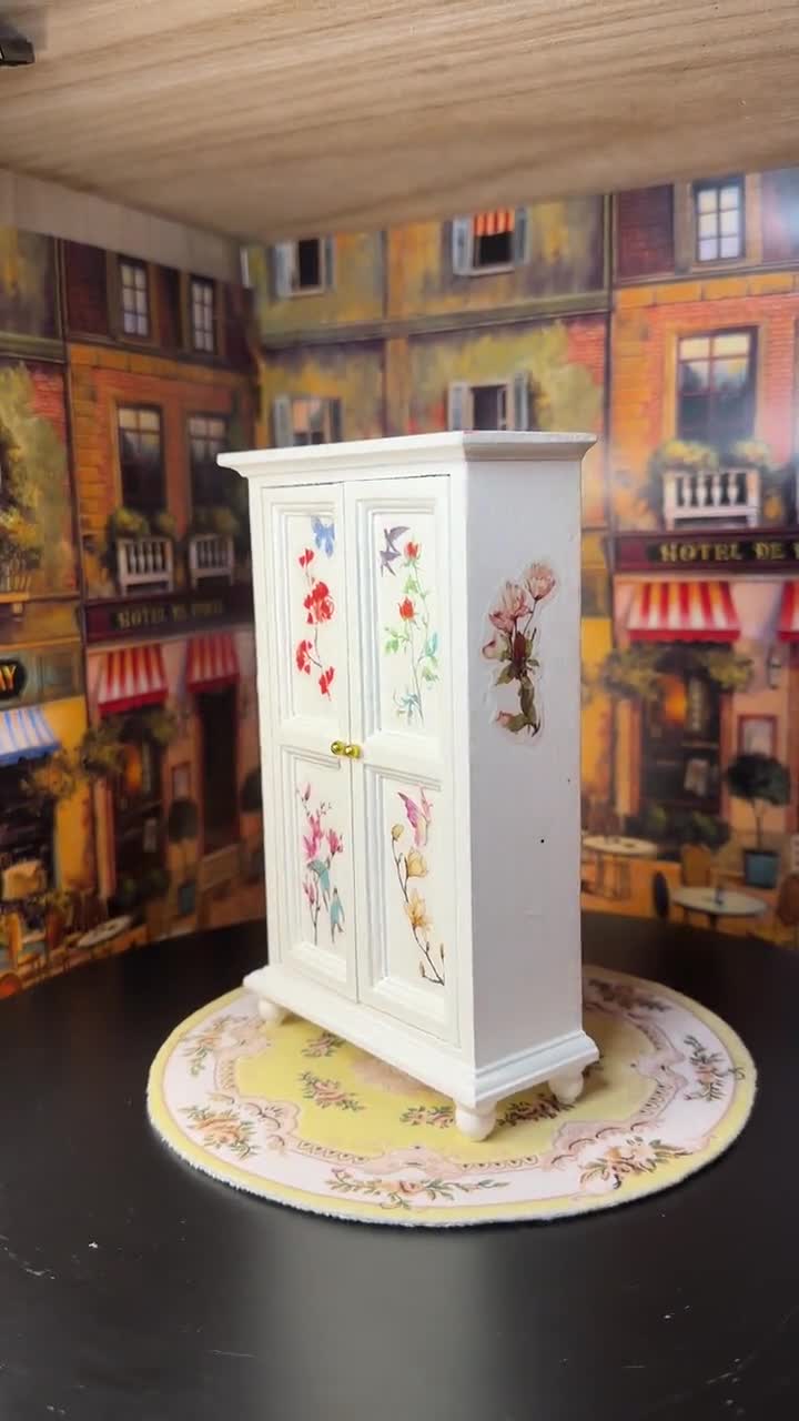 Armoire de poupée des années 50/ vintage à Saint Pardoux L'Ortigier