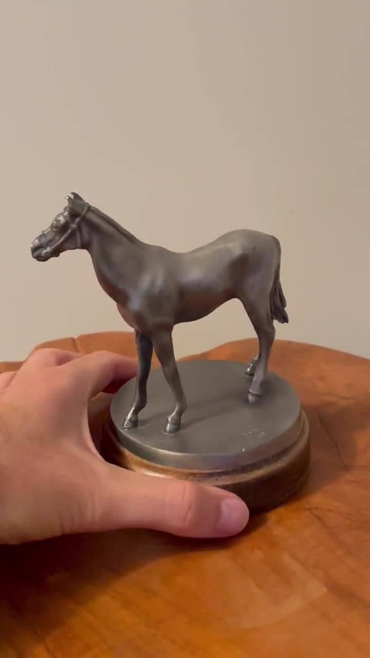 Sculpture Réaliste De Cheval En étain Sur Socle En Bois - Déco élégante Multicolore
