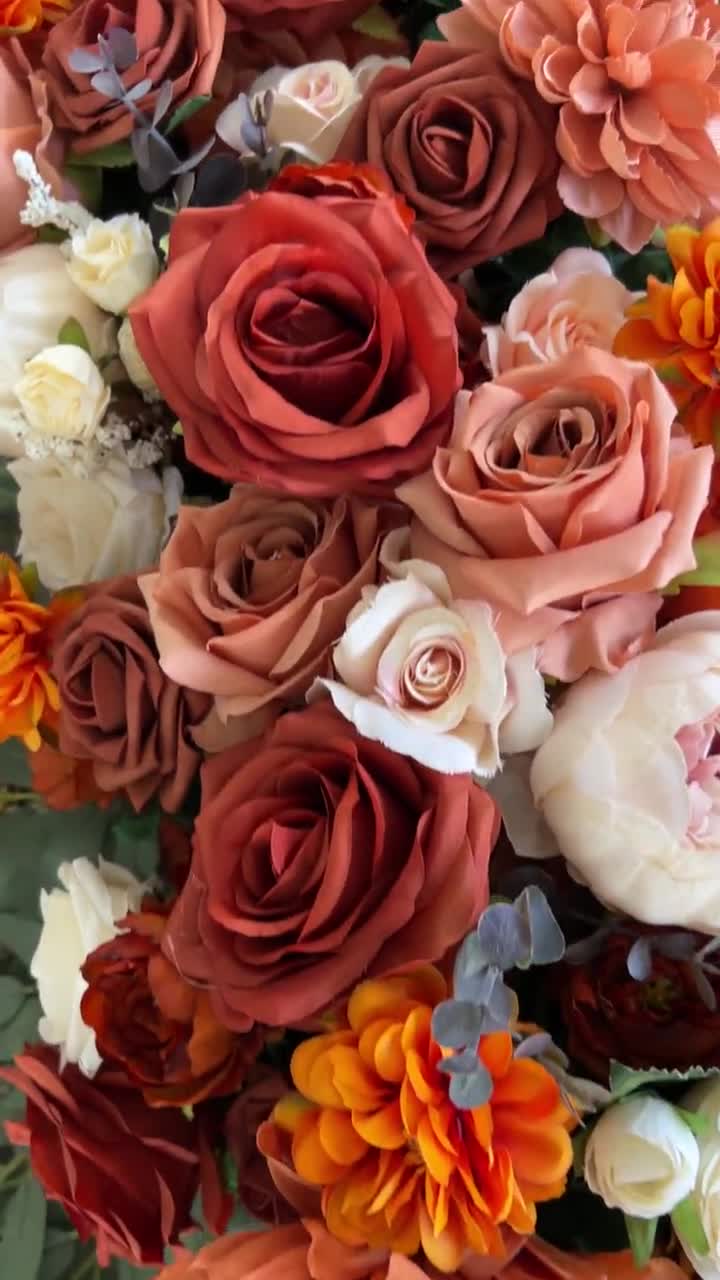 ラストオレンジとテラコッタの造花を使ったウェディングアーチ