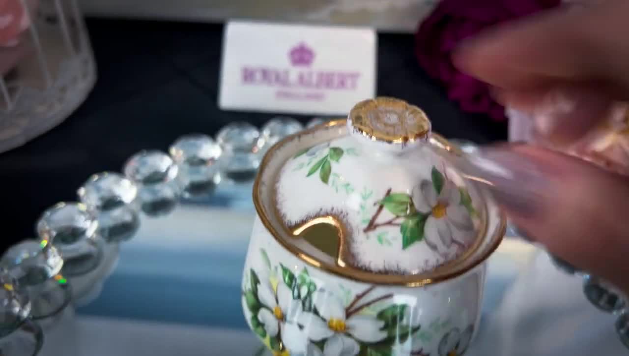 ロイヤルアルバート ホワイトドッグウッド ジャム瓶(蓋と ロイヤルアルバート ホワイトドッグウッド ジャム瓶(蓋と