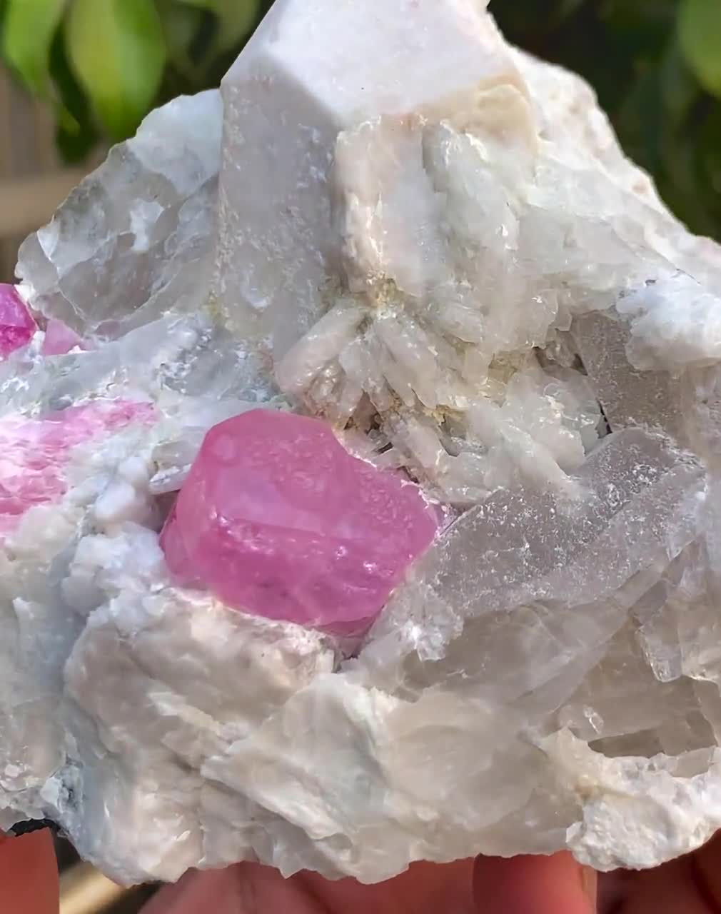ピンクトルマリン結晶、水晶、雲母、長石を含むアフガニスタン産原石