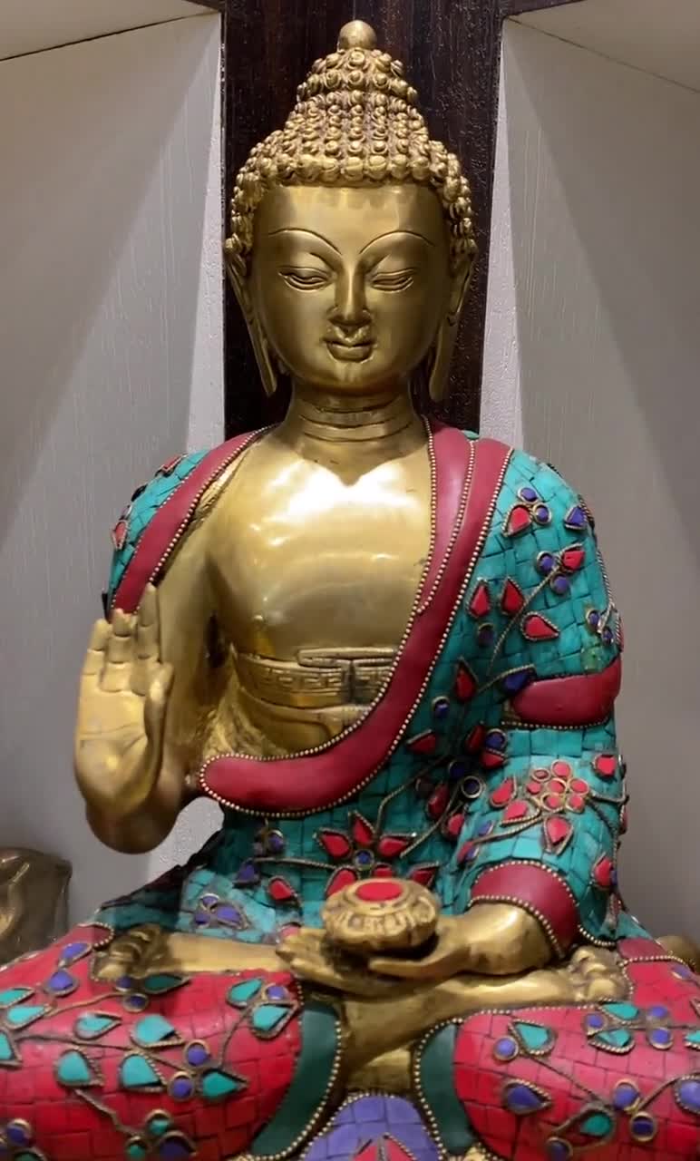 Statua di Buddha in ottone grande, 63 cm. Idolo del Buddha che tocca la  terra in ottone con lavorazione in pietra. Decorazione della stanza di  meditazione dello studio di yoga del tempio