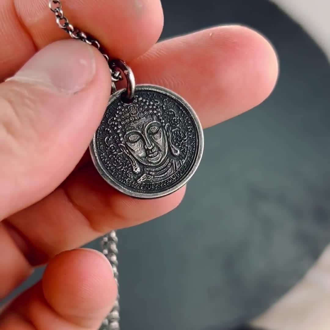 シルバーブッダコインペンダントネックレス、仏教ヨガハンドメイドスピリチュアルジュエリー、彼へのマインドフルネスギフト、メンズネックレス、不安解消