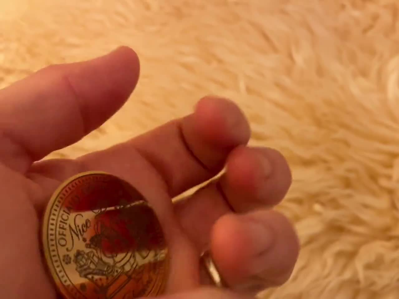 Moneda Honoraria Elf™ - Conocí a Santa - Lote a granel de 30 monedas de oro personalizadas profesionales de Santa - Monedas de la gruta de Papá Noel "Conocí a Santa". 38 mm video poster