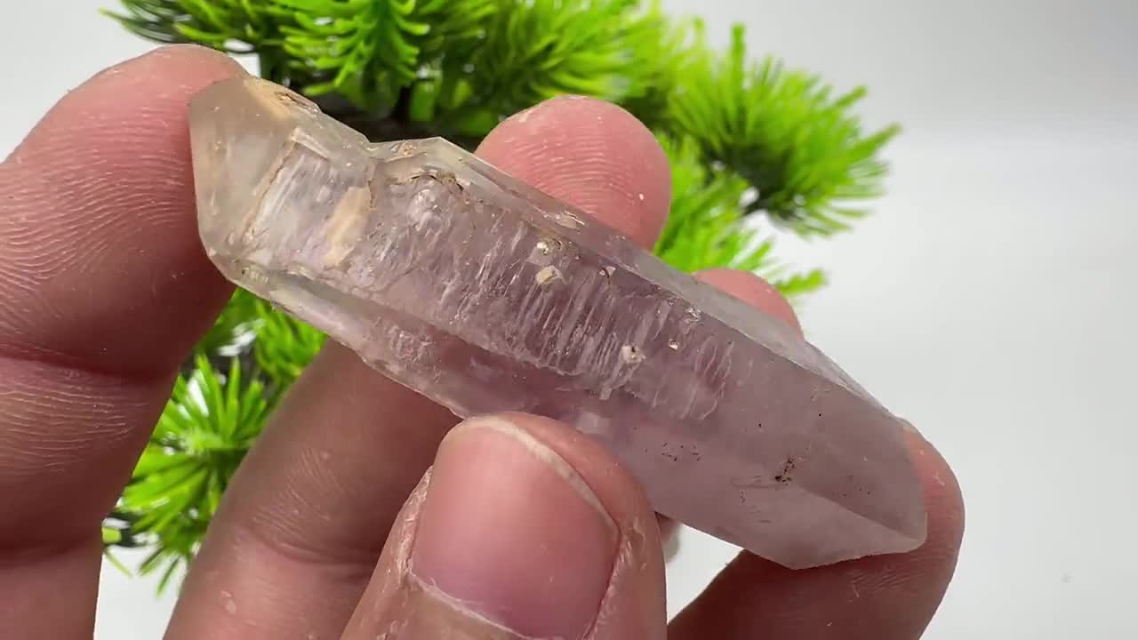 ブルガリアのマジャロヴォ産、セロサイトを伴うアメジストファントム
