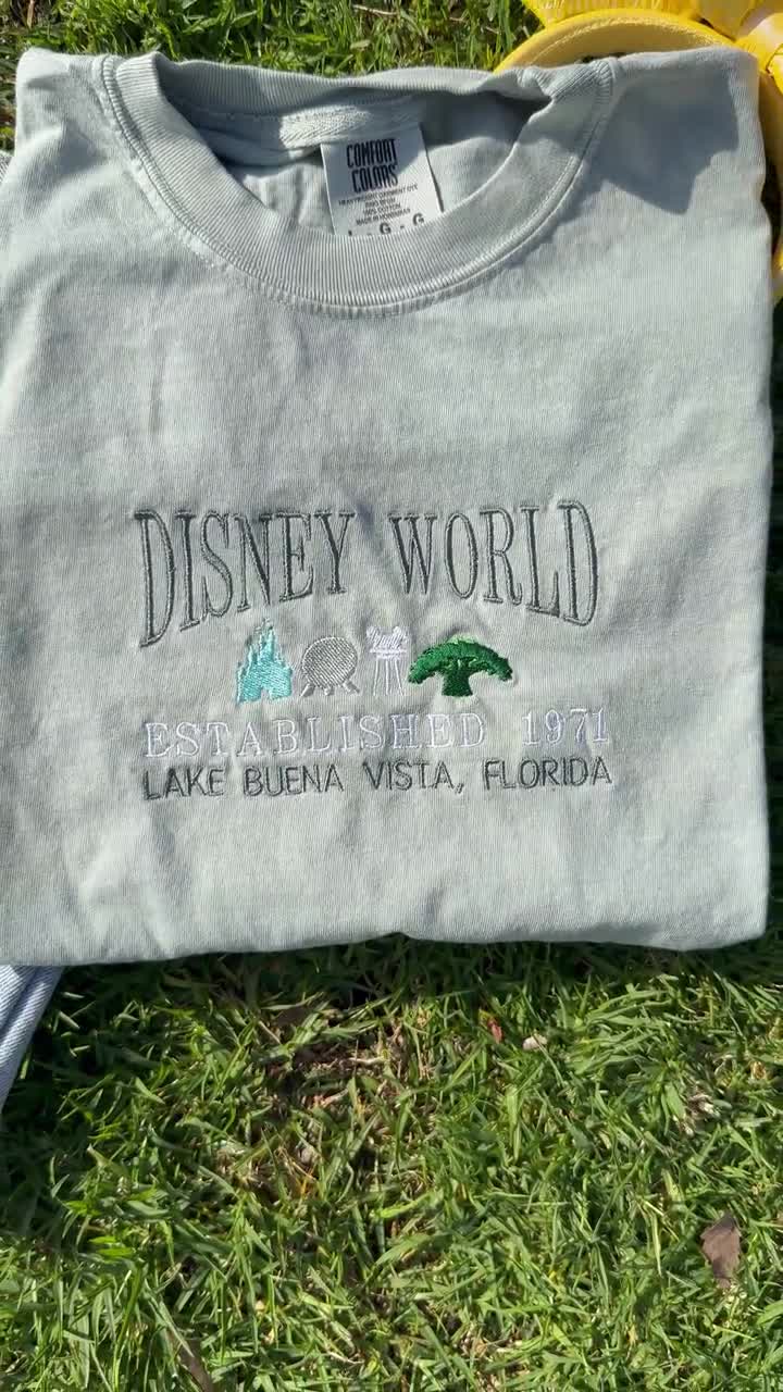 Camiseta bordada con iconos de los parques temáticos de Disney World video poster