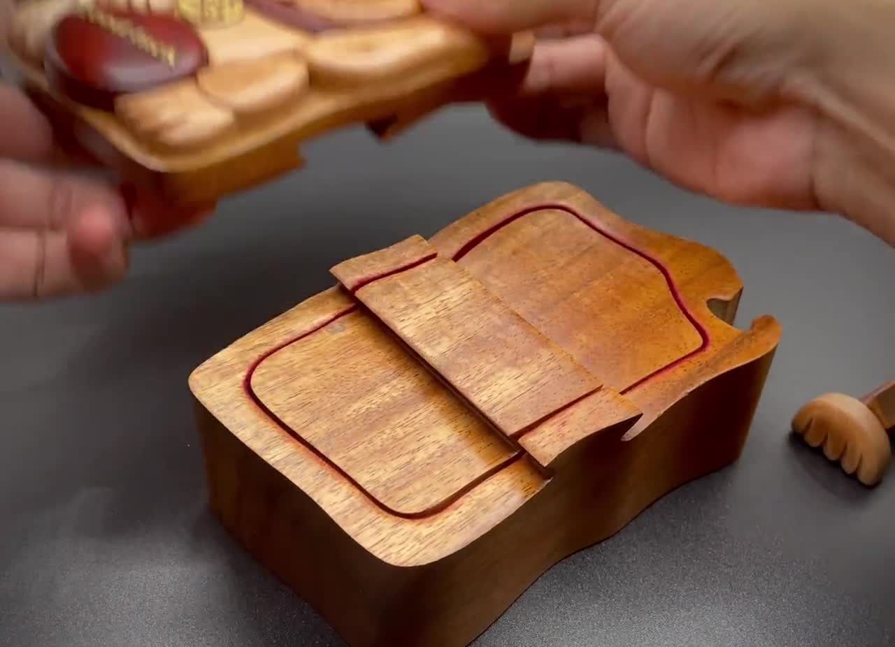 招き猫木製パズルボックス - 木製招き猫パズルボックス - 幸運を呼ぶ手を振る猫 - 木製ジュエリーボックス - 日本のギフトアイデア - 幸運の贈り物 video poster