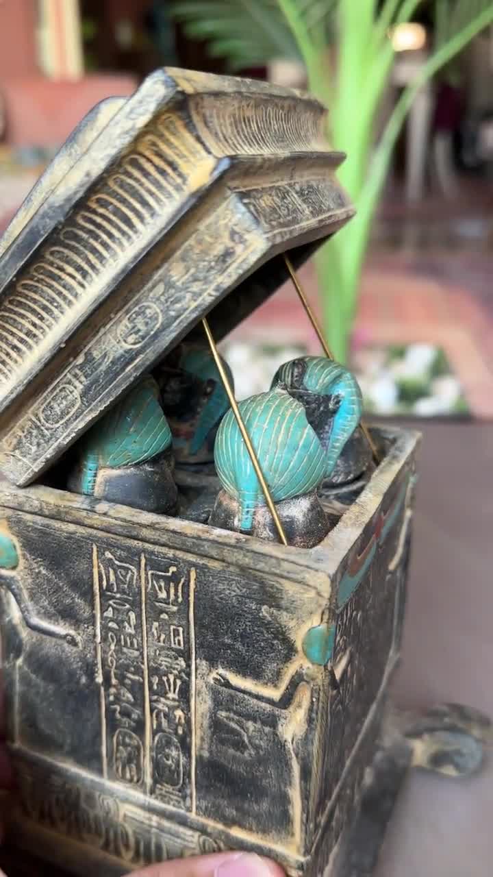 エジプトのカノプス壺：石の神像、ツタンカーメン王の棺のレプリカ