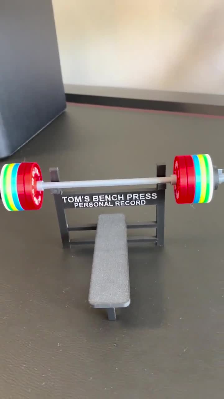 Bench Press PR Personal Rekord Tracker / Fitness Motivation / Realistischer Maßstab 1:10 video poster