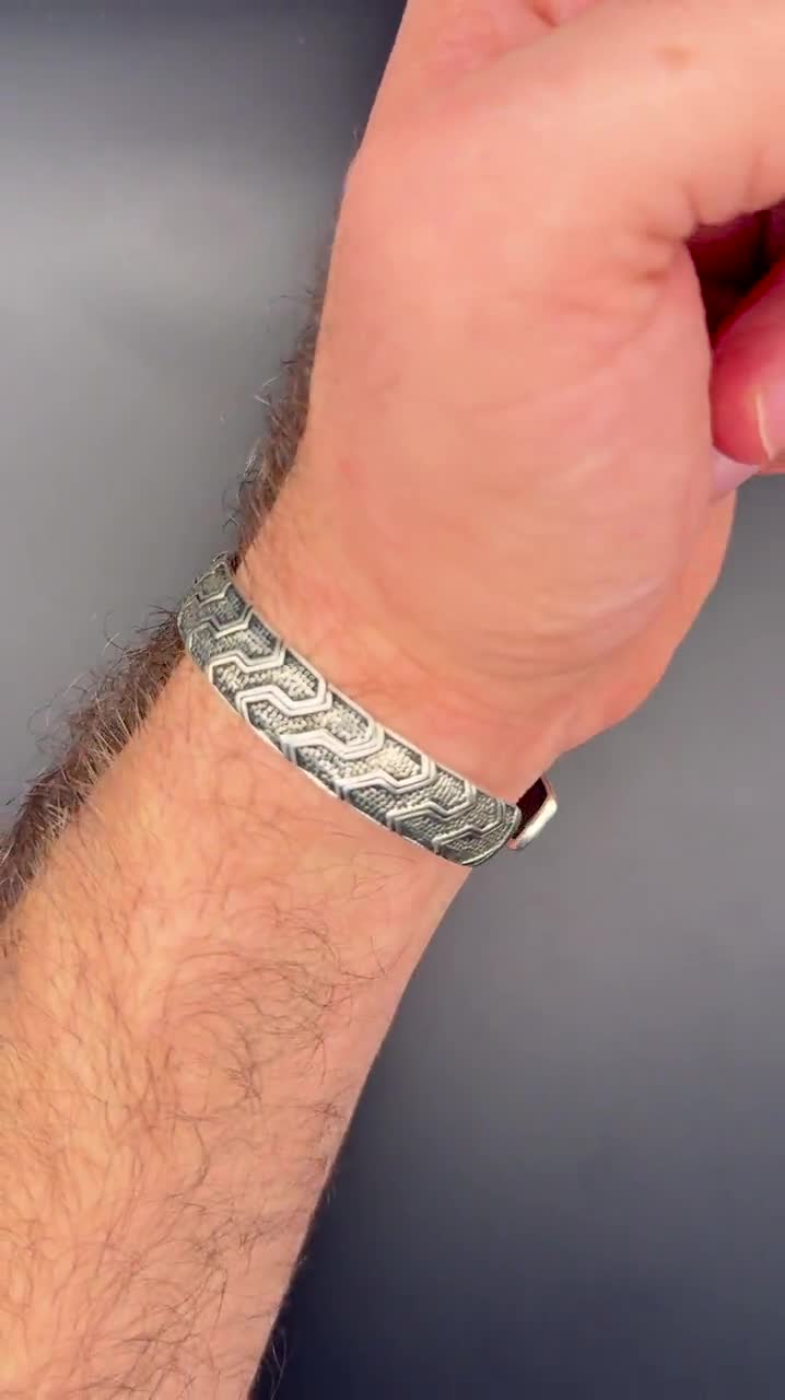 幾何学模様の925スターリングシルバー製シェブロンカフブレスレット