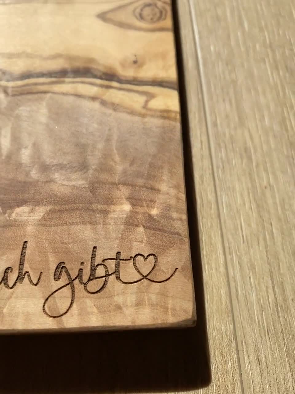 Regalo de boda personalizado - tabla de cortar con grabado para la boda - tabla de madera de olivo como regalo de boda - con grabado + corteza video poster
