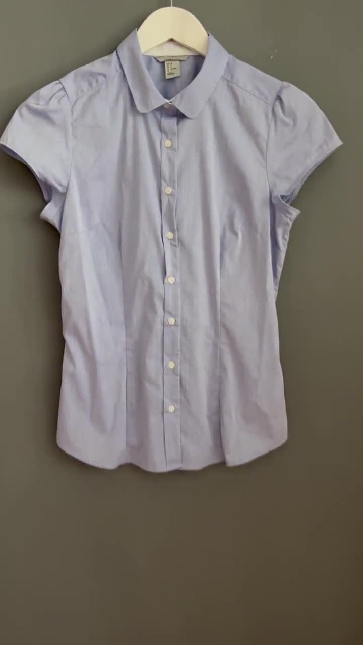 Zoete romantische blouse H&M babyblauw katoenen damesshirt gepofte top met korte mouw en ronde kraag met knopen Casual secretaresse Cadeau voor haar SM video poster