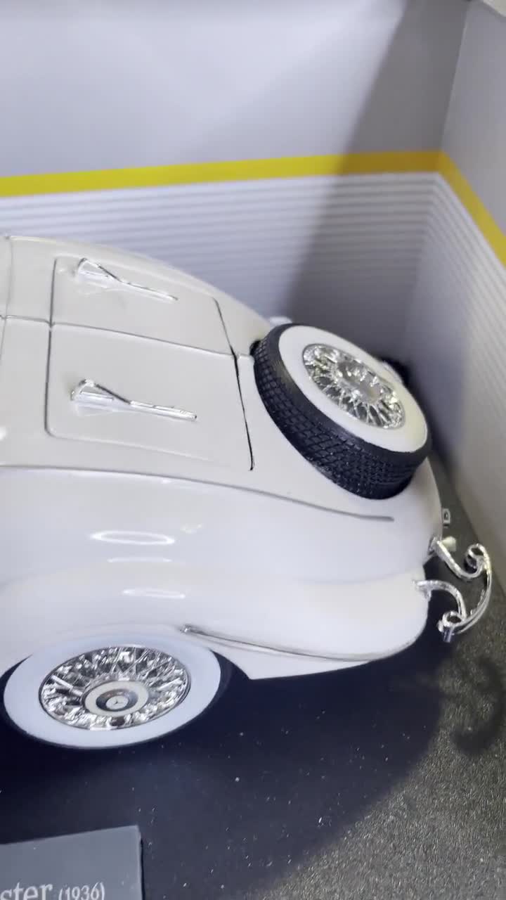 Maisto Premier Edition Car Model (1936) White Mercedes-benz