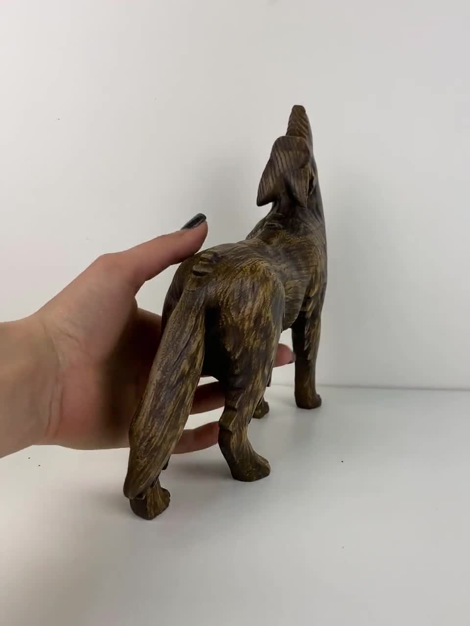 木彫りの遠吠えする狼の像：バイキング風装飾 - Etsy 日本