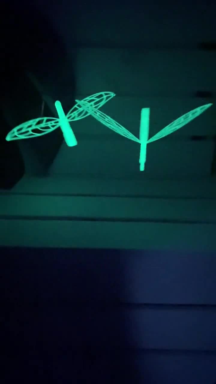 Llaves voladoras luminosas, juego de 2, elemento decorativo destacado para los amantes de la magia, mundo mágico, regalo para fans, idea de regalo DIY para magos. video poster