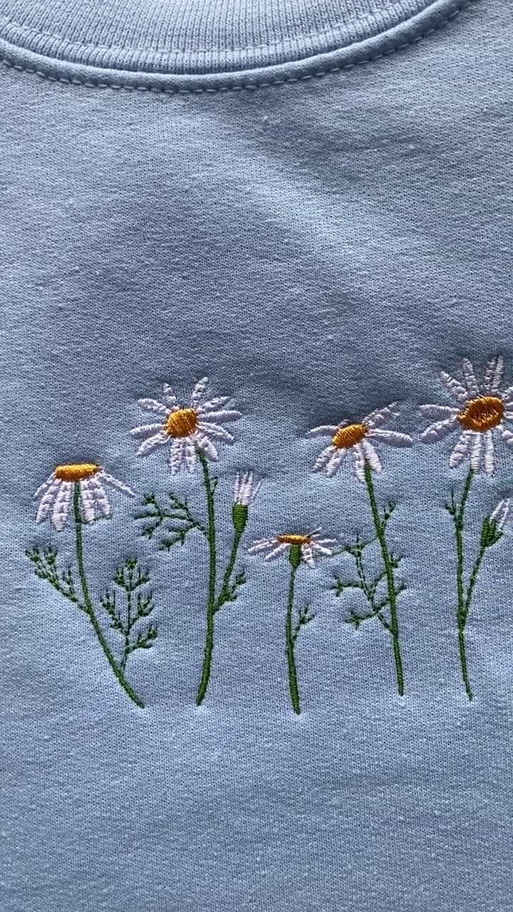 Embroidered Daisy Sweatshirt, Daises, Flowers, Wildflower, Crewneck,  Aesthetic, Botanical Sweater, Plants, Cosy Floral Jumper, Gift 