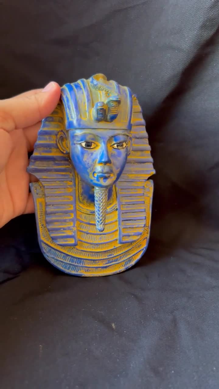 エジプトのツタンカーメン王の壁掛け - 青と金のファラオの胸像、古代