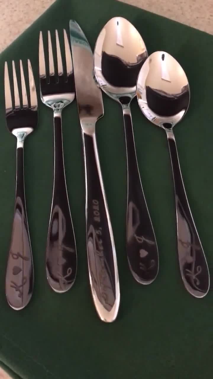 KEAECIZ Juego de cubiertos personalizados de 3 piezas juego de tenedores de  cuchillos grabados con nombre personalizado juego de cubiertos de acero