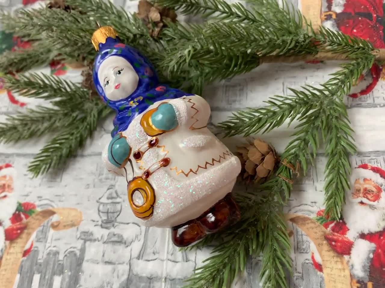 ガラス製ウクライナ人形オーナメント – 青いスカーフのマトリョーシカ