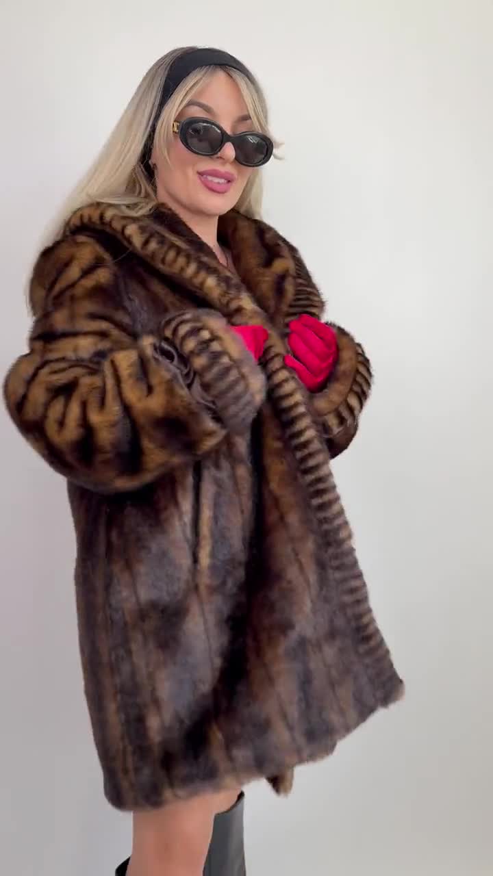 毛皮・ファーコート ブラウン、ホワイト、ヴィンテージ 90年代風モブワイフ風フェイクファーコート：ヴィンテージブラウン冬物