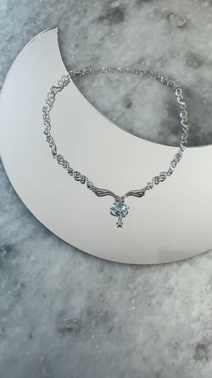 Gargantilla de alas de ángel Y2k, gargantilla de órbita de estrella azul claro, joyería alternativa grunge, accesorios de los años 2000 video poster