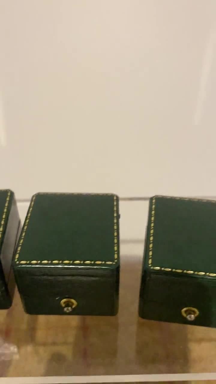 ヴィンテージスタイルのリングボックス3個。アンティークスタイルの