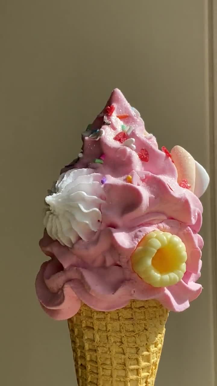 Finto gelato rosa fragola con confettini e marshmallow