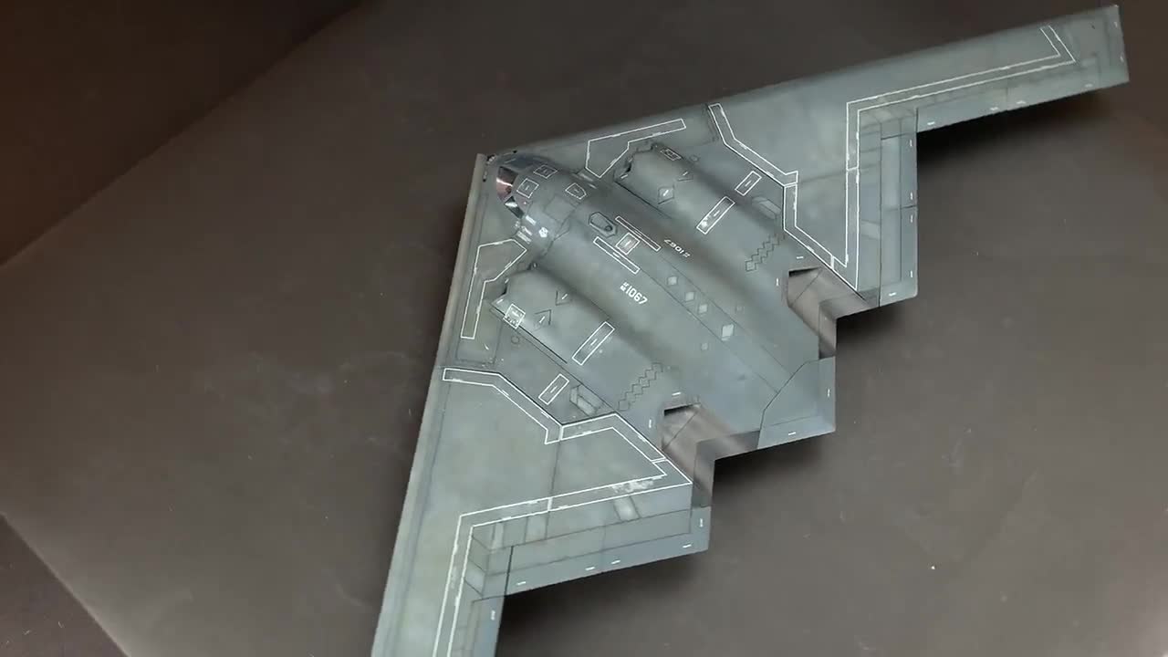 1/72 B-2A スピリット ステルス爆撃機 w/MOP GBU-57x2 [UA72206