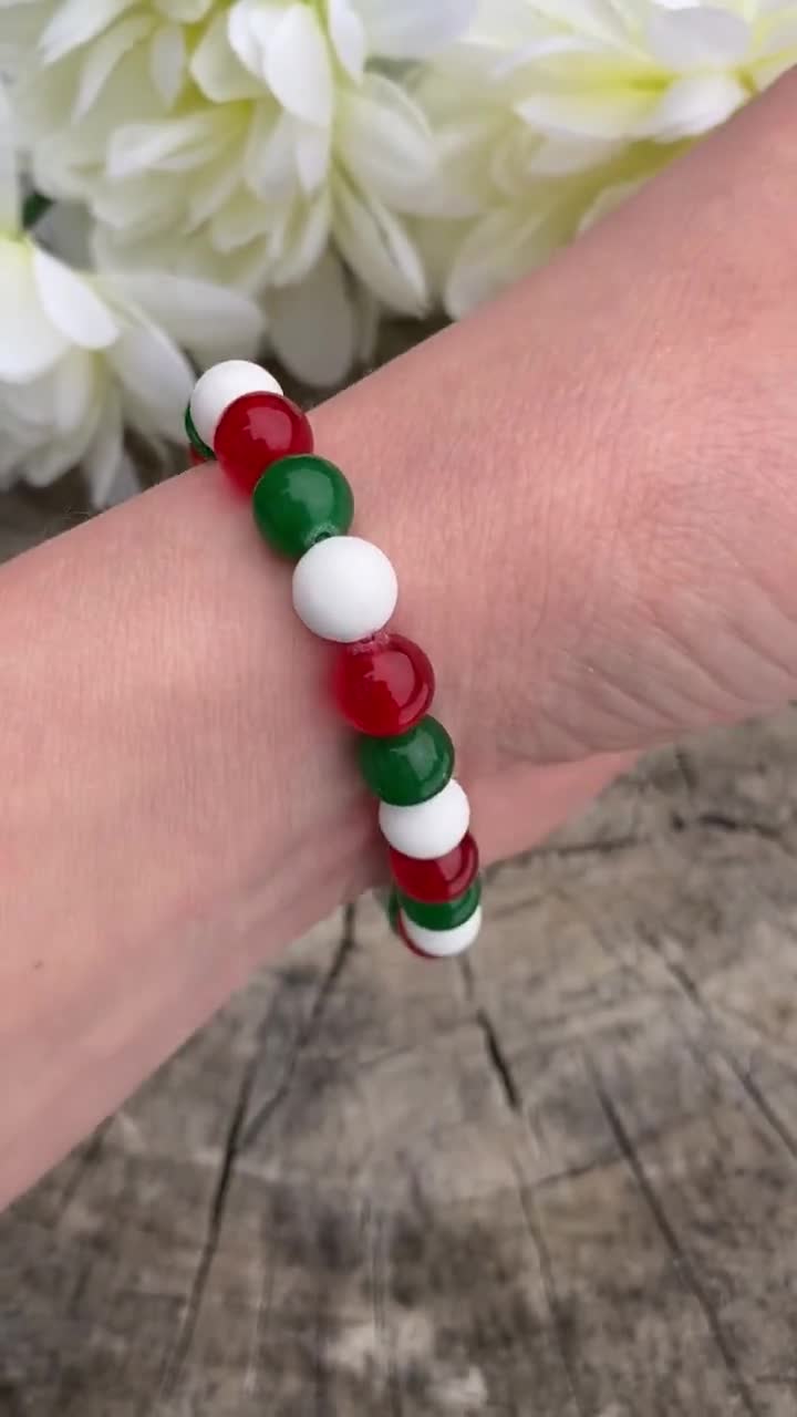 Christmas Bracelet, Christmas Wreath Bracelet, Noel Bracelet, Stretchy  Christmas Bracelet, Christmas Jewelry, Green and Red Pearl Bracelet 