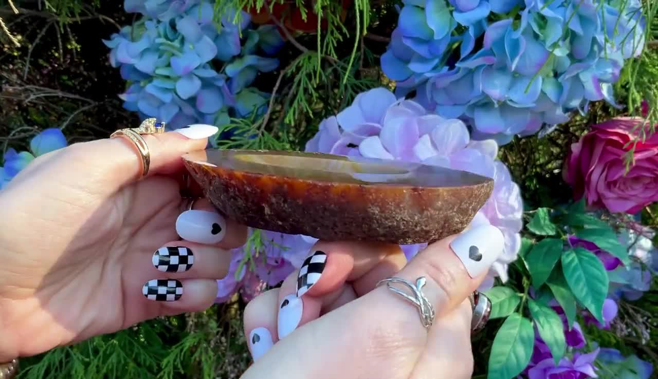 研磨されたカーネリアンアゲートクリスタルボウル：祭壇ディスプレイ