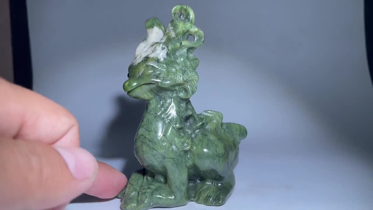 グリーンジェイドの鹿の水晶の頭蓋骨：手作りのヒーリングストーン彫刻