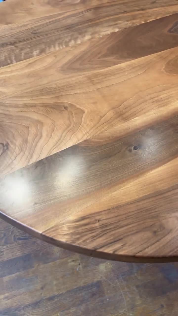 Mesa de comedor redonda de madera maciza de nogal con base de nogal video poster