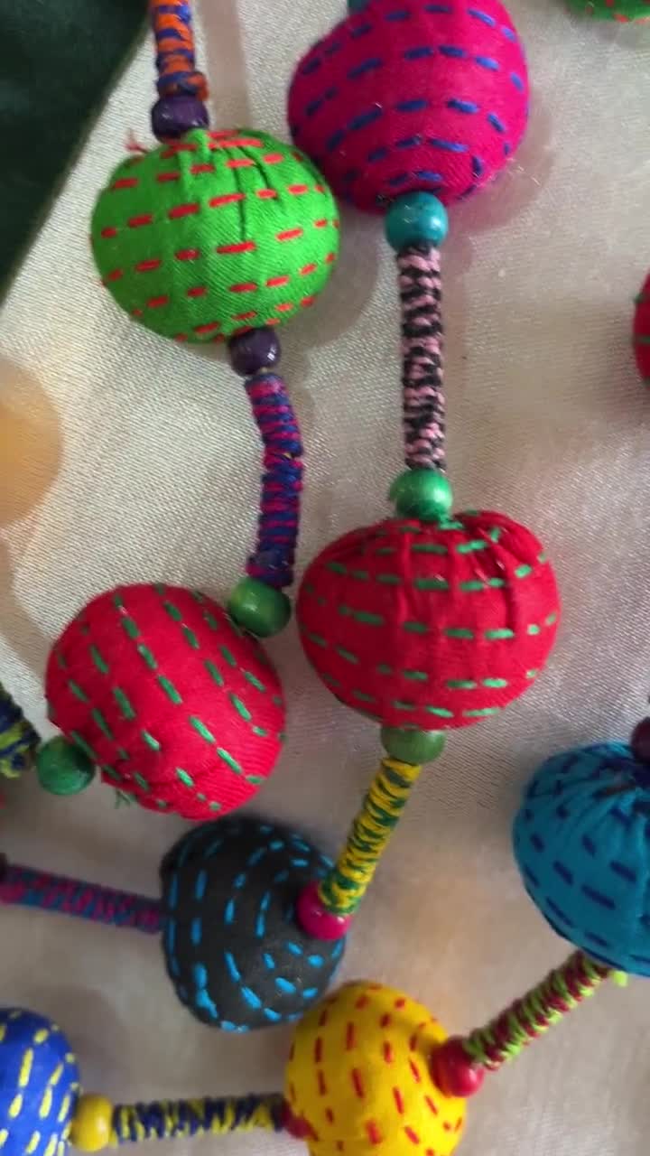 持続可能なジュエリー、インドのバンジャラ族の布ボールネックレス