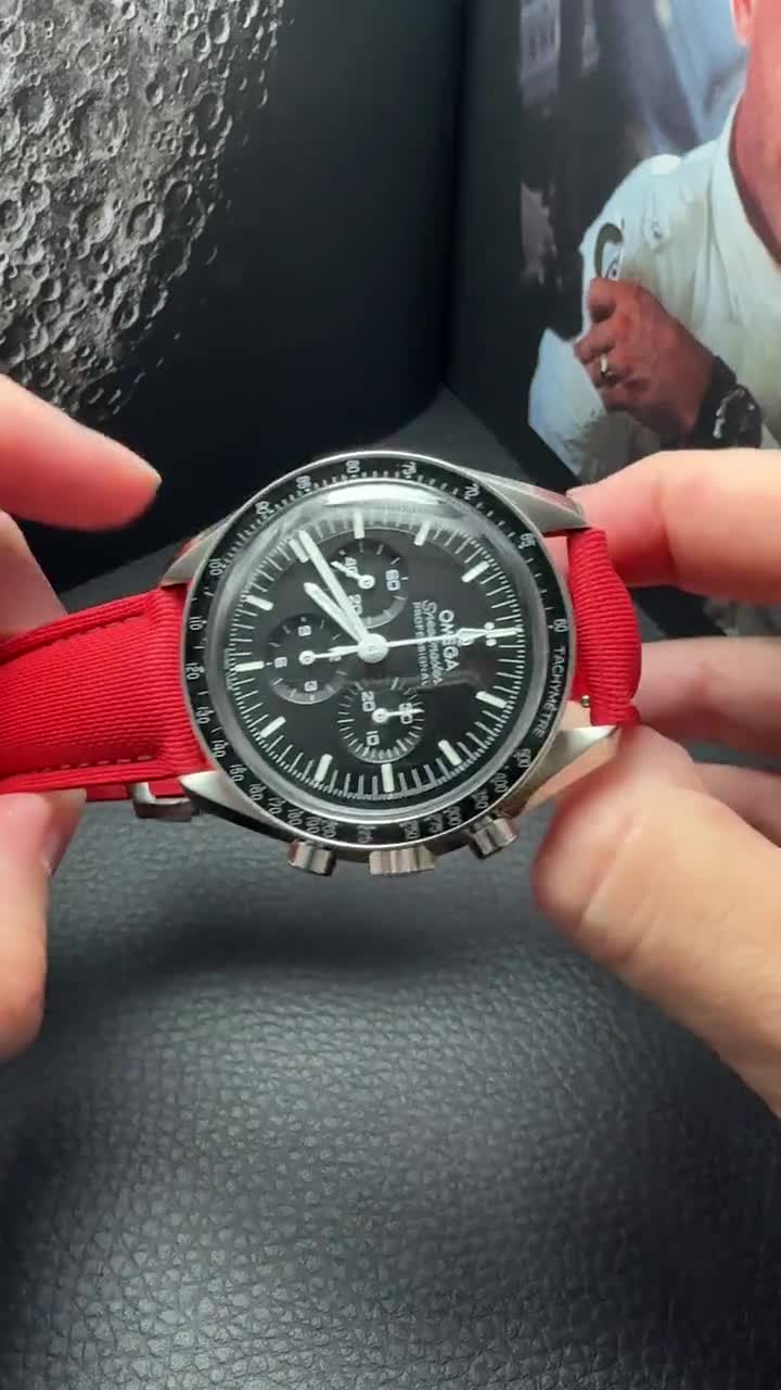 Correa de reloj de buceo premium roja/blanca con cierre desplegable de caucho FKM - Rolex Omega Tudor Seiko Tag Heuer 18 mm 20 mm 21 mm 22 mm video poster