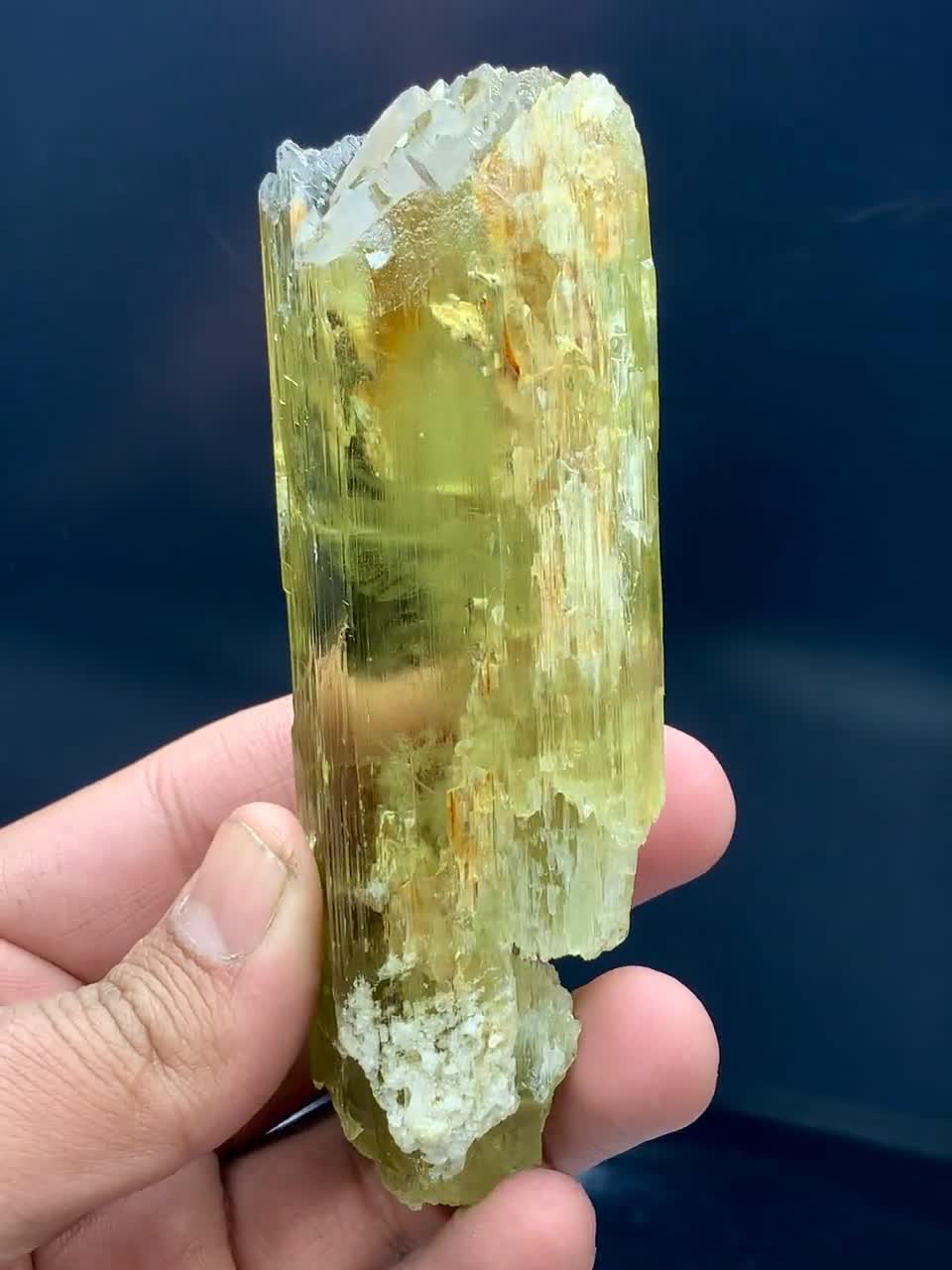 アフガニスタン産の光沢のある黄色のトリフェーン クンツァイト