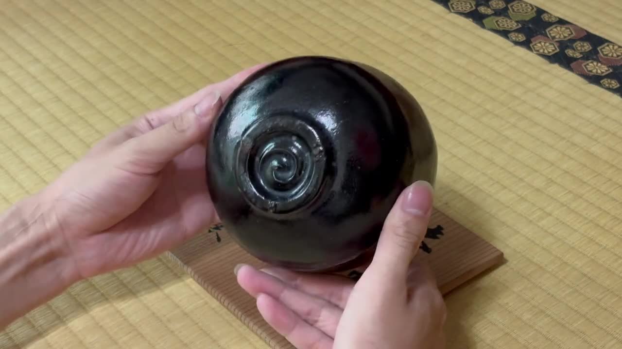 日本の黒楽茶碗 by [アーティスト名] |サイン入り＆箱入り |伝統的な