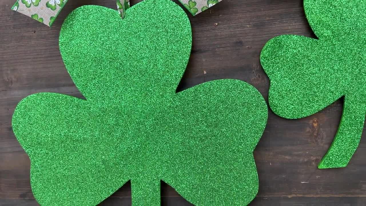 DesignerBox 24 stuks St Patrick's Day Shamrock ornamenten, veel geluk klaver opknoping kerstballen klaver ornamenten sleutelhanger hangers voor boom kerstballen tafel plank St Patty's Day decoraties