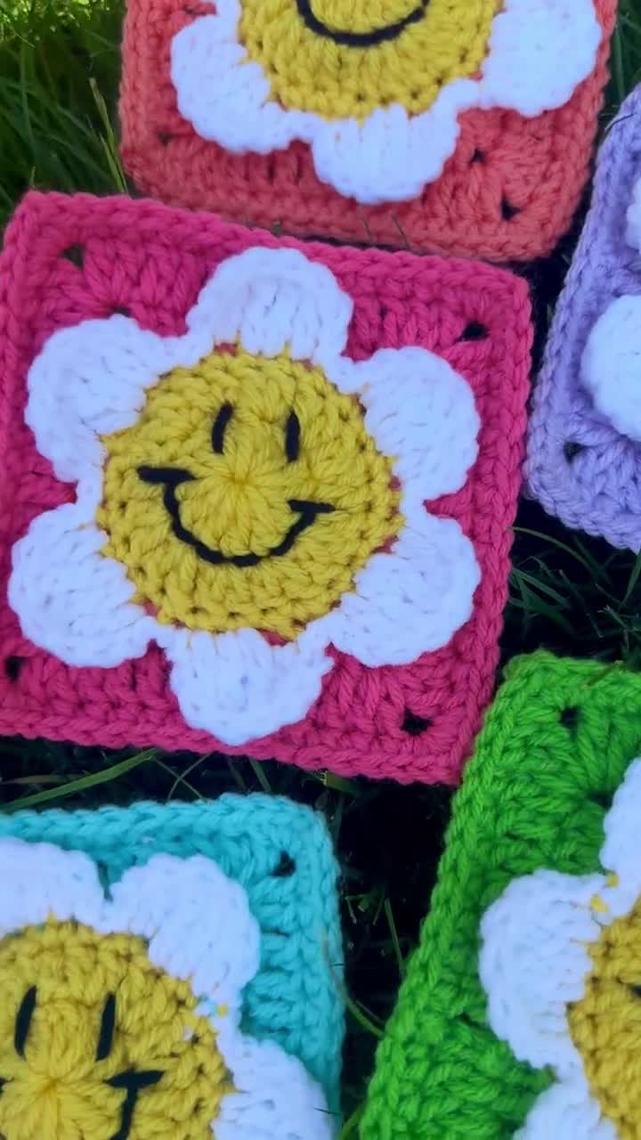 Smiley Daisy Granny Square Crochet Pattern: Retro Flower (PDF Digital Download) video poster